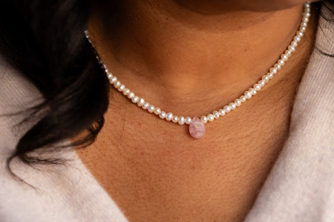 Small pearl necklace with teardrop